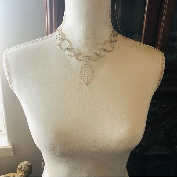 Silver graduated hammered ring leaf pendant chain necklace - Picture 5 of 9